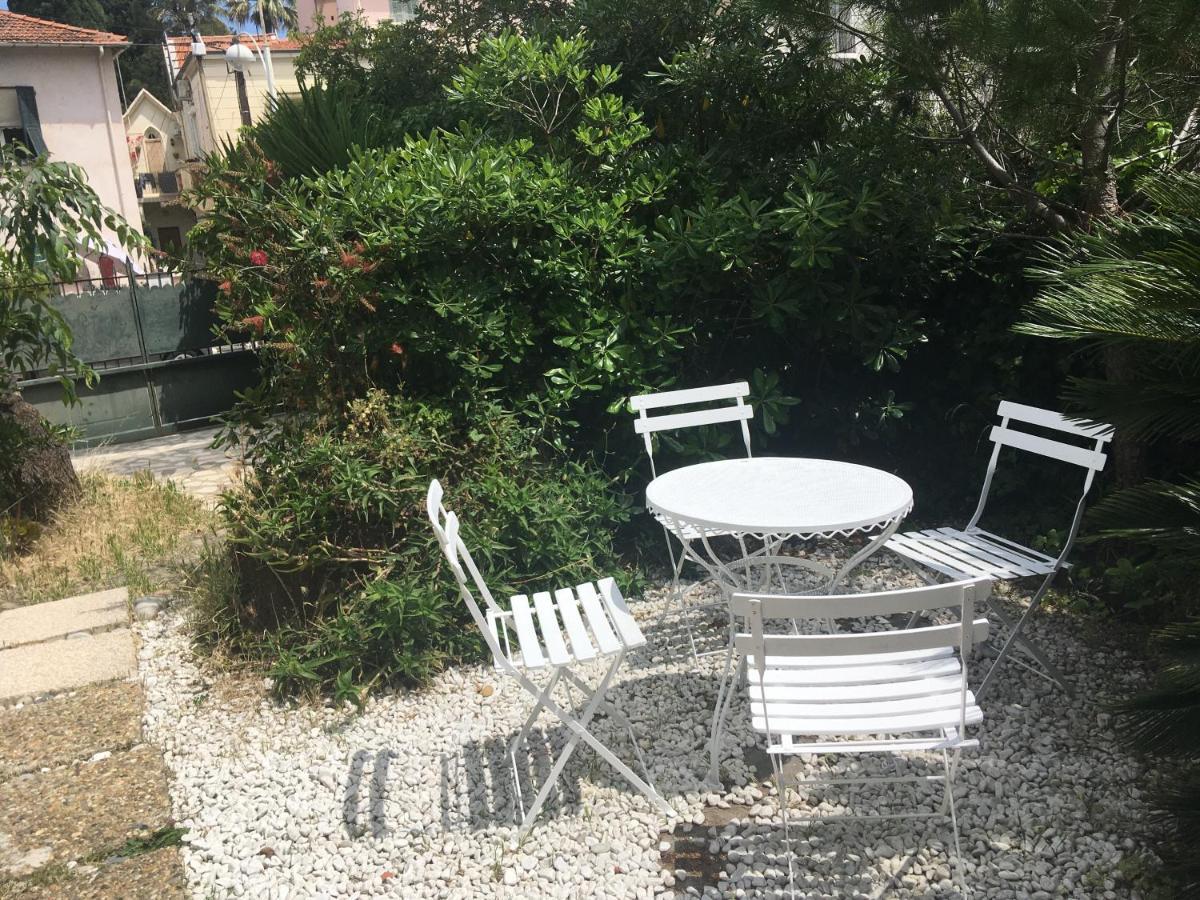 Apartamento Cozy House With Parking And Garden Niza Exterior foto