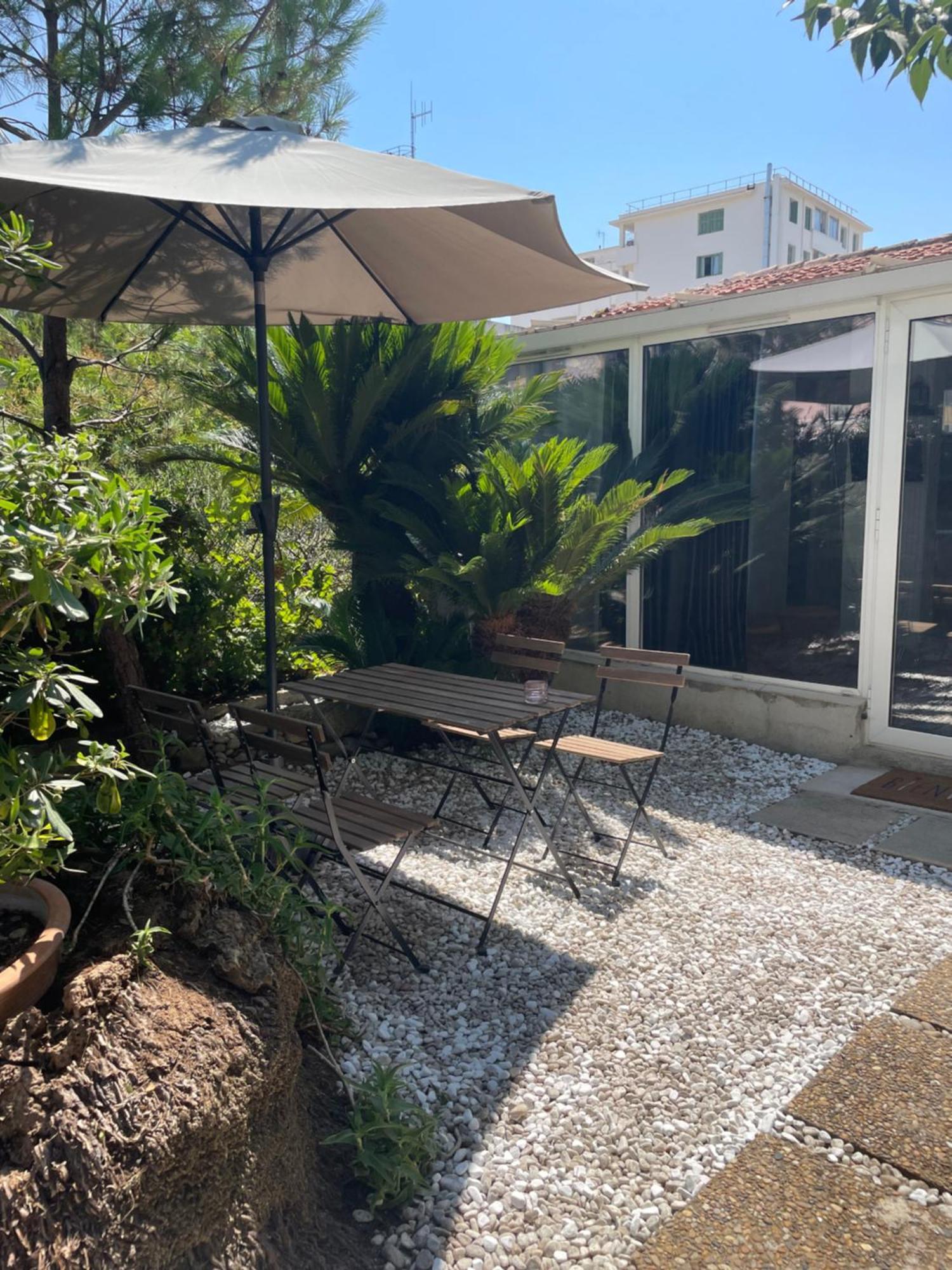 Apartamento Cozy House With Parking And Garden Niza Exterior foto